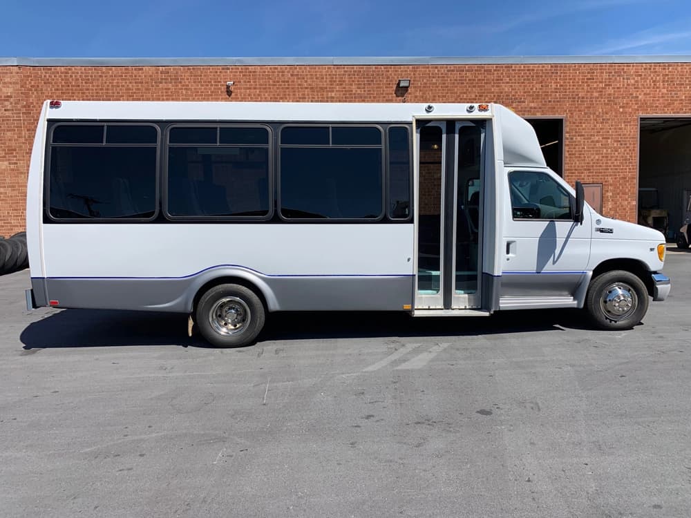 2002 Ford E450 Shuttle Bus - Image 2 2002 Ford E450 Shuttle Bus - Image 2