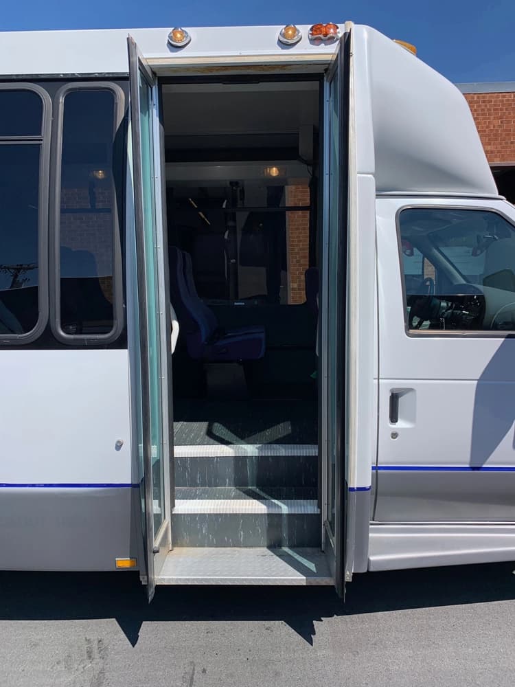 2002 Ford E450 Shuttle Bus - Image 9 2002 Ford E450 Shuttle Bus - Image 9