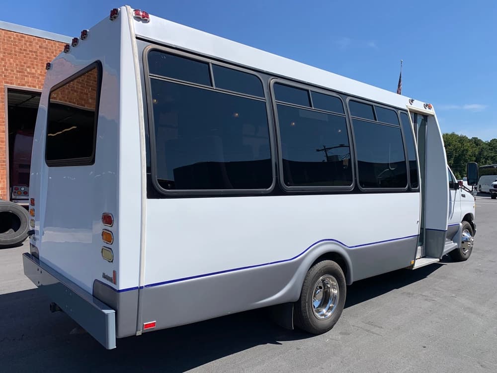 2002 Ford E450 Shuttle Bus - Image 3 2002 Ford E450 Shuttle Bus - Image 3