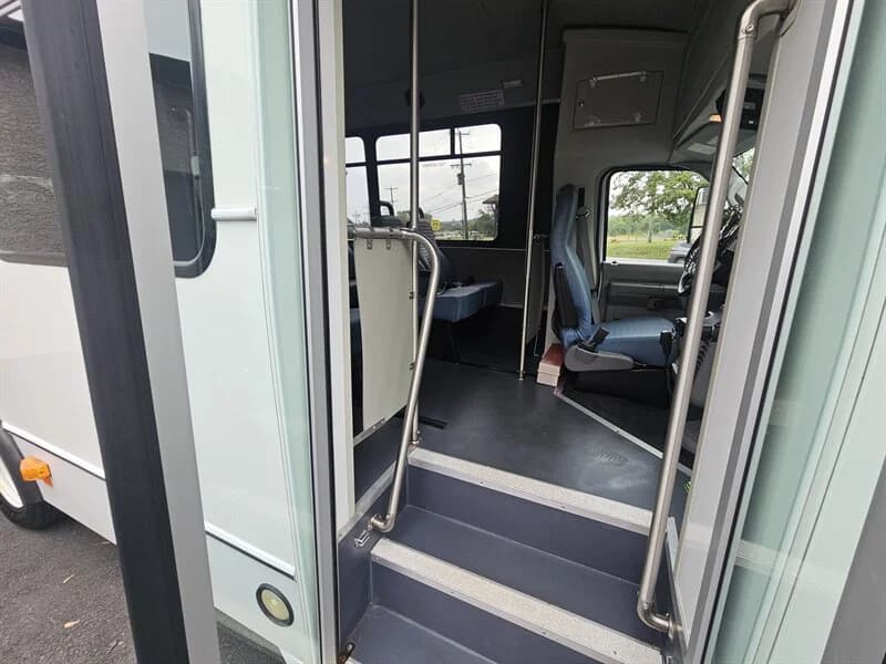 2014 Ford E-350 ADA Shuttle 12P - Thumbnail 5 2014 Ford E-350 ADA Shuttle 12P - Thumbnail 5