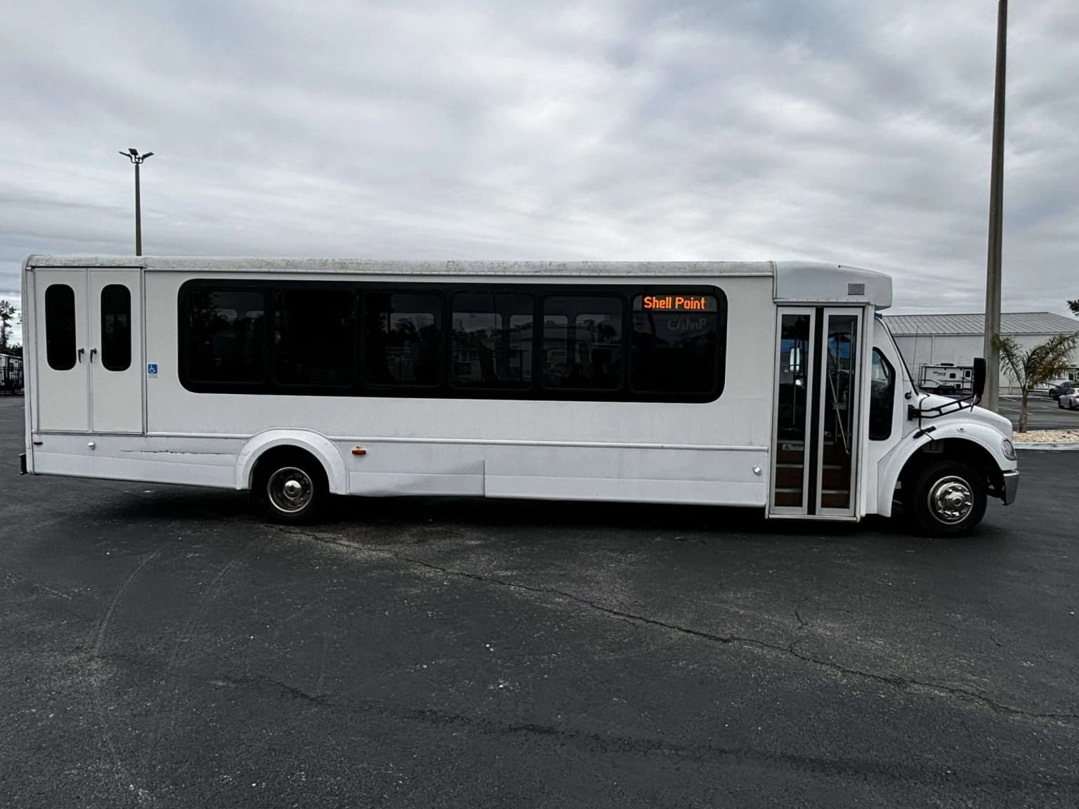 2015 Freightliner Goshen ADA 34P - Thumbnail 3 2015 Freightliner Goshen ADA 34P - Thumbnail 3