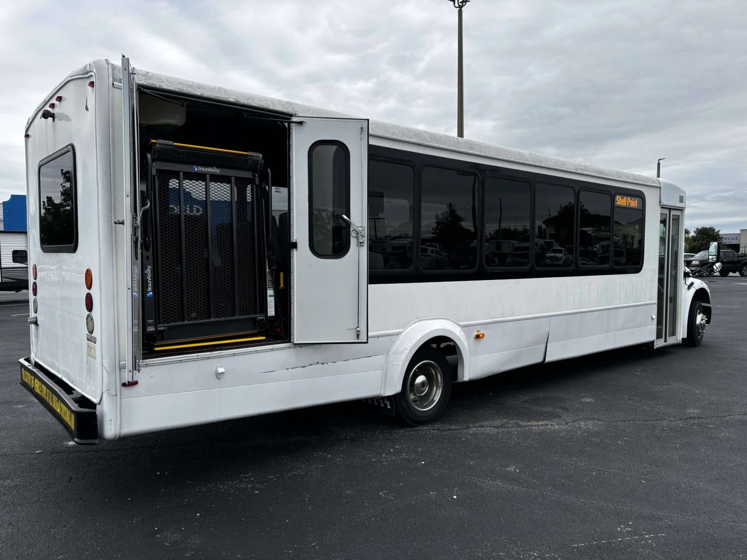 2015 Freightliner Goshen ADA 34P - Thumbnail 4 2015 Freightliner Goshen ADA 34P - Thumbnail 4