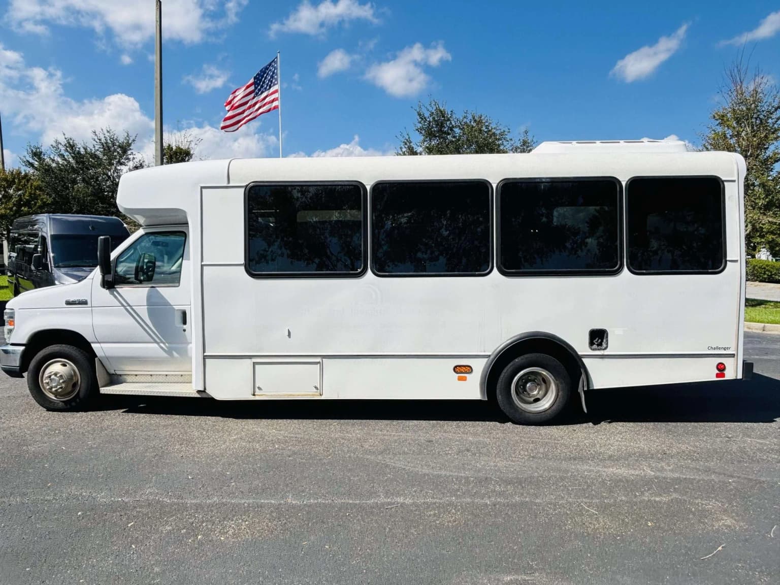 2017 Ford E450 Challenger 25P - Thumbnail 14 2017 Ford E450 Challenger 25P - Thumbnail 14