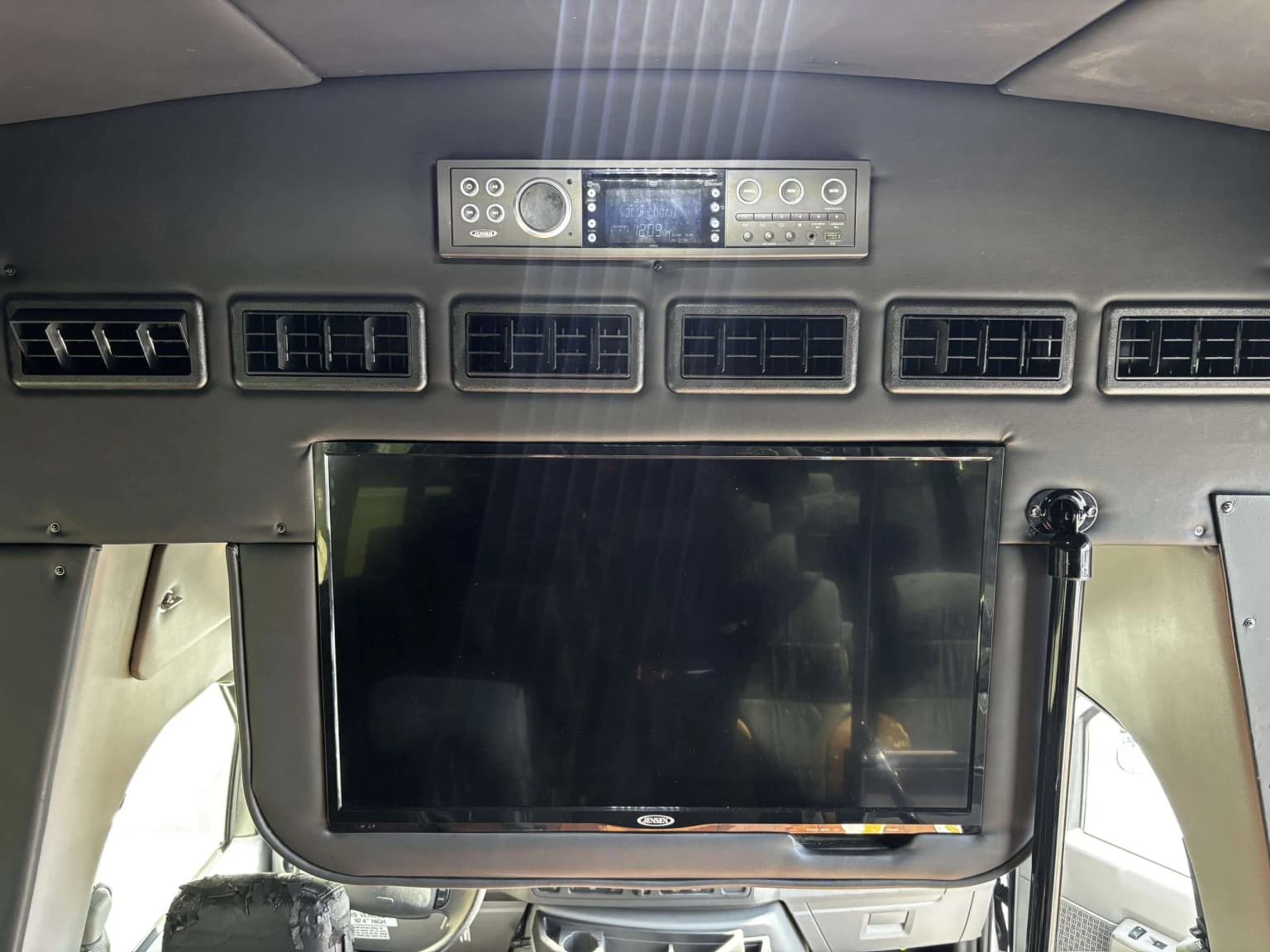 2018 Ford E-450 Elkhart KSIR 24P - Thumbnail 5 2018 Ford E-450 Elkhart KSIR 24P - Thumbnail 5