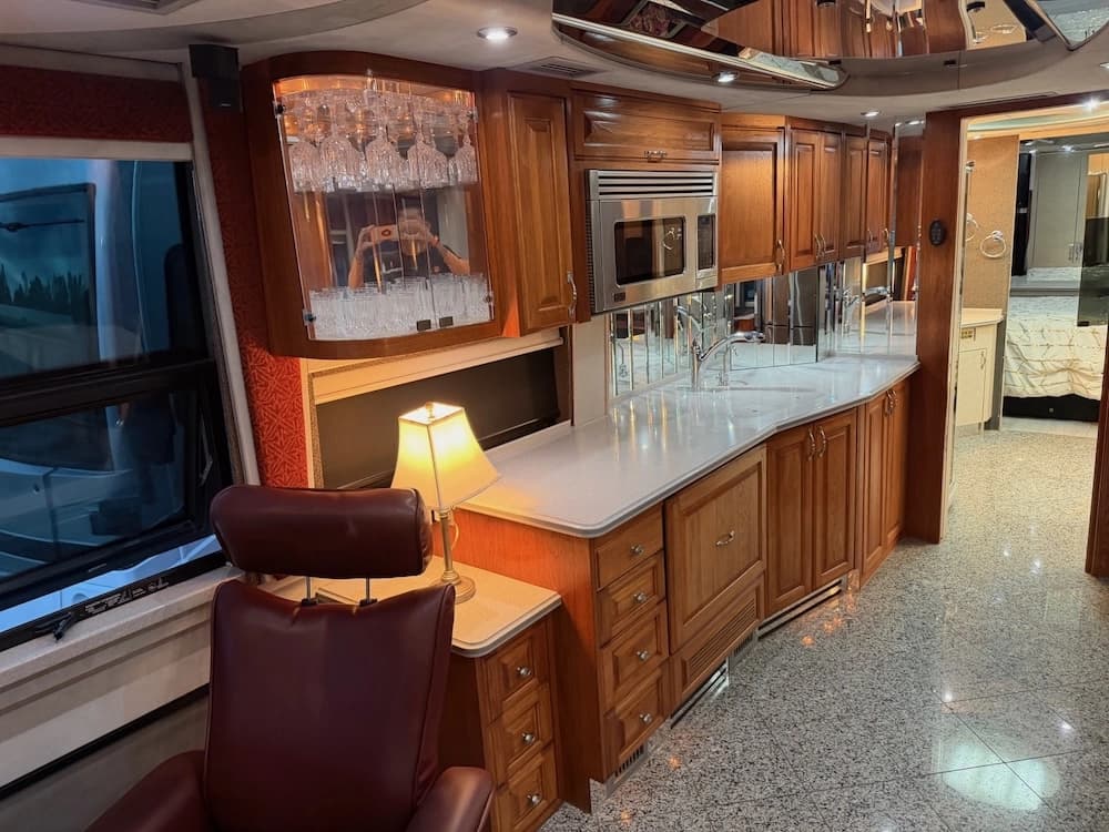 2002 Prevost Country Coach XLII 40 Motorhome - Thumbnail 15 2002 Prevost Country Coach XLII 40 Motorhome - Thumbnail 15