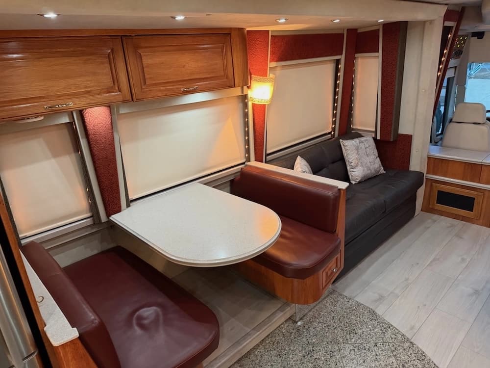 2002 Prevost Country Coach XLII 40 Motorhome - Thumbnail 23 2002 Prevost Country Coach XLII 40 Motorhome - Thumbnail 23