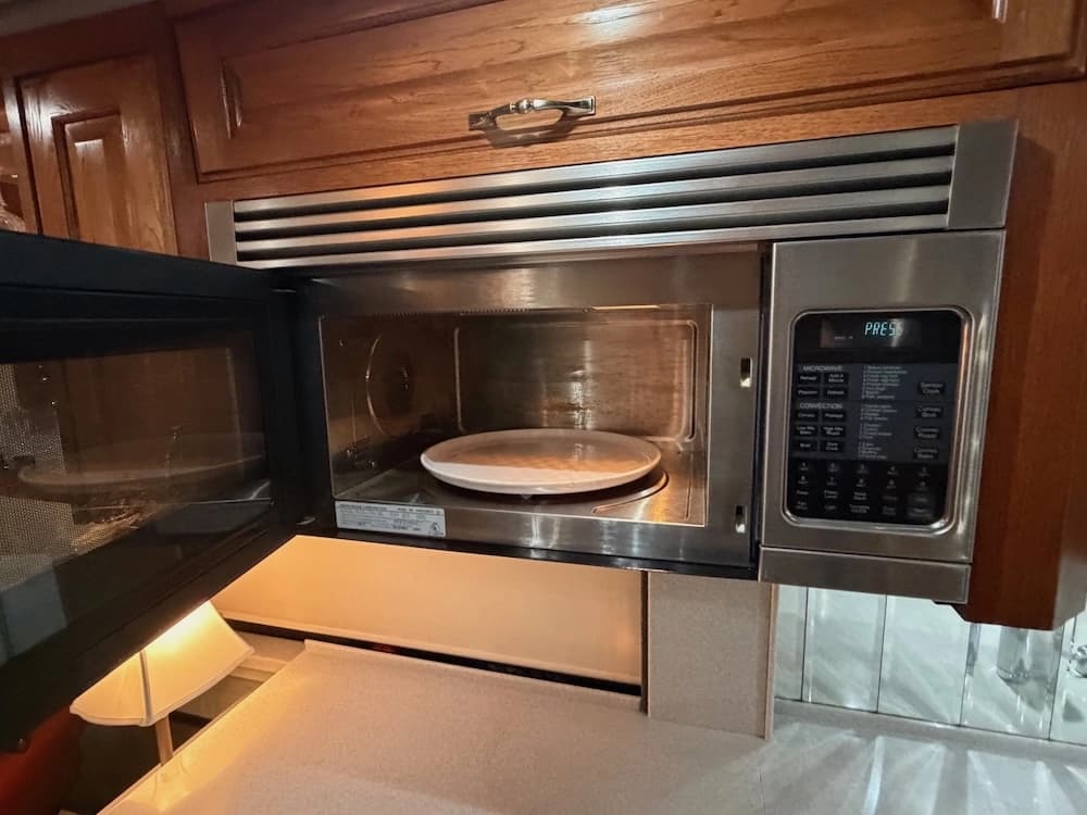 2002 Prevost Country Coach XLII 40 Motorhome - Thumbnail 27 2002 Prevost Country Coach XLII 40 Motorhome - Thumbnail 27