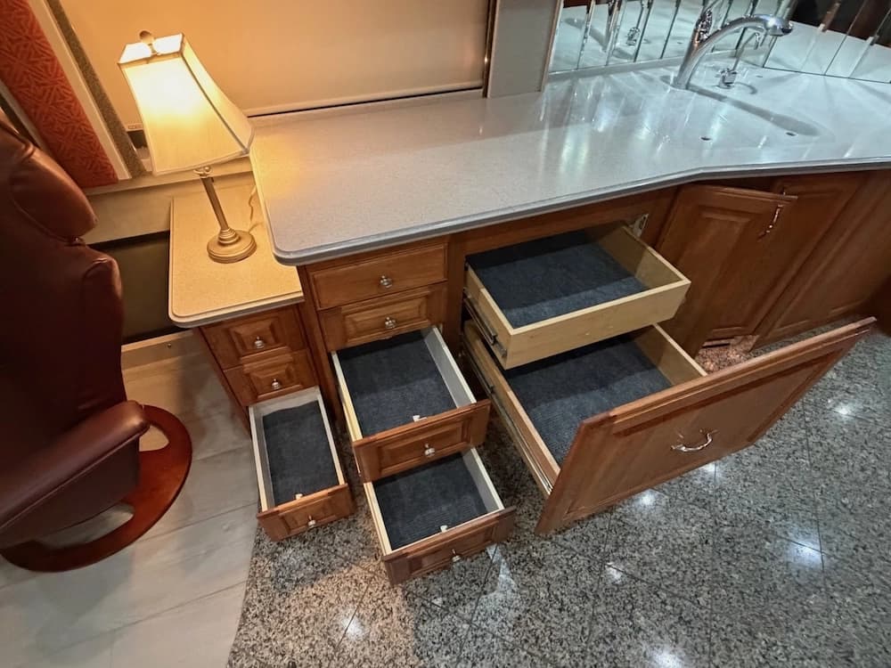 2002 Prevost Country Coach XLII 40 Motorhome - Thumbnail 30 2002 Prevost Country Coach XLII 40 Motorhome - Thumbnail 30