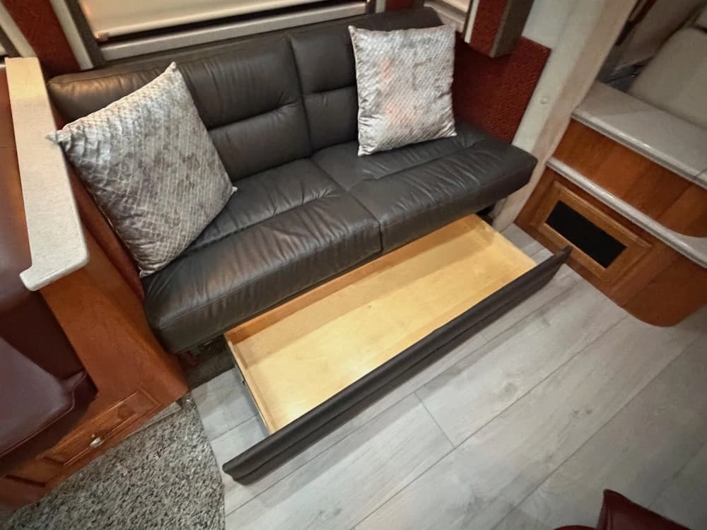 2002 Prevost Country Coach XLII 40 Motorhome - Thumbnail 31 2002 Prevost Country Coach XLII 40 Motorhome - Thumbnail 31