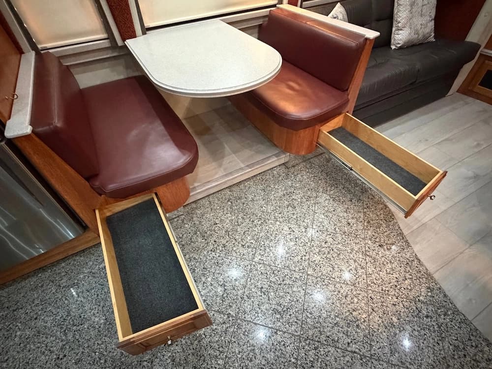 2002 Prevost Country Coach XLII 40 Motorhome - Thumbnail 32 2002 Prevost Country Coach XLII 40 Motorhome - Thumbnail 32