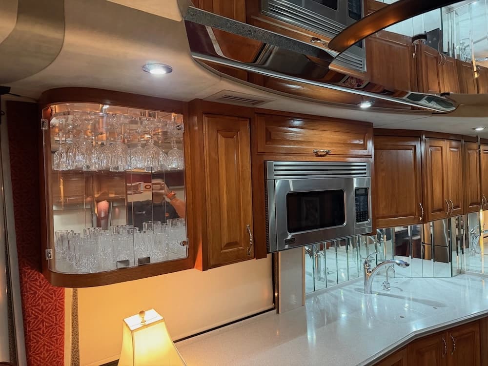 2002 Prevost Country Coach XLII 40 Motorhome - Thumbnail 37 2002 Prevost Country Coach XLII 40 Motorhome - Thumbnail 37