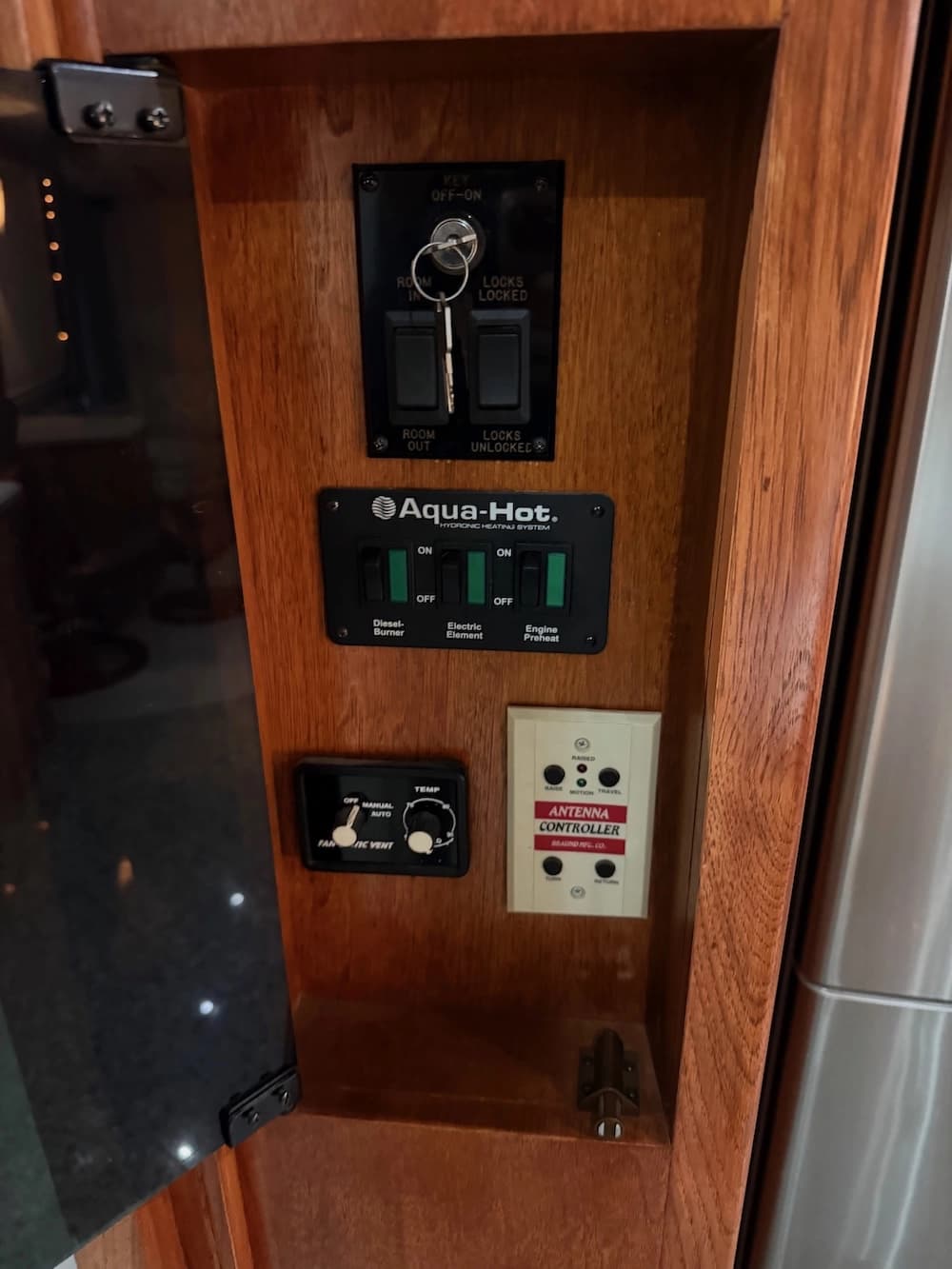 2002 Prevost Country Coach XLII 40 Motorhome - Thumbnail 38 2002 Prevost Country Coach XLII 40 Motorhome - Thumbnail 38