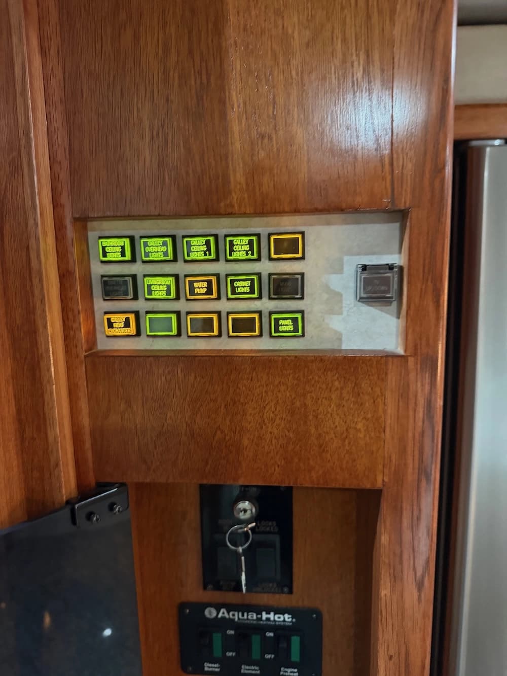 2002 Prevost Country Coach XLII 40 Motorhome - Thumbnail 39 2002 Prevost Country Coach XLII 40 Motorhome - Thumbnail 39