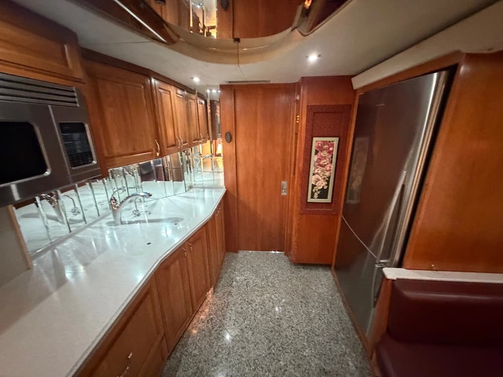 2002 Prevost Country Coach XLII 40 Motorhome - Thumbnail 40 2002 Prevost Country Coach XLII 40 Motorhome - Thumbnail 40