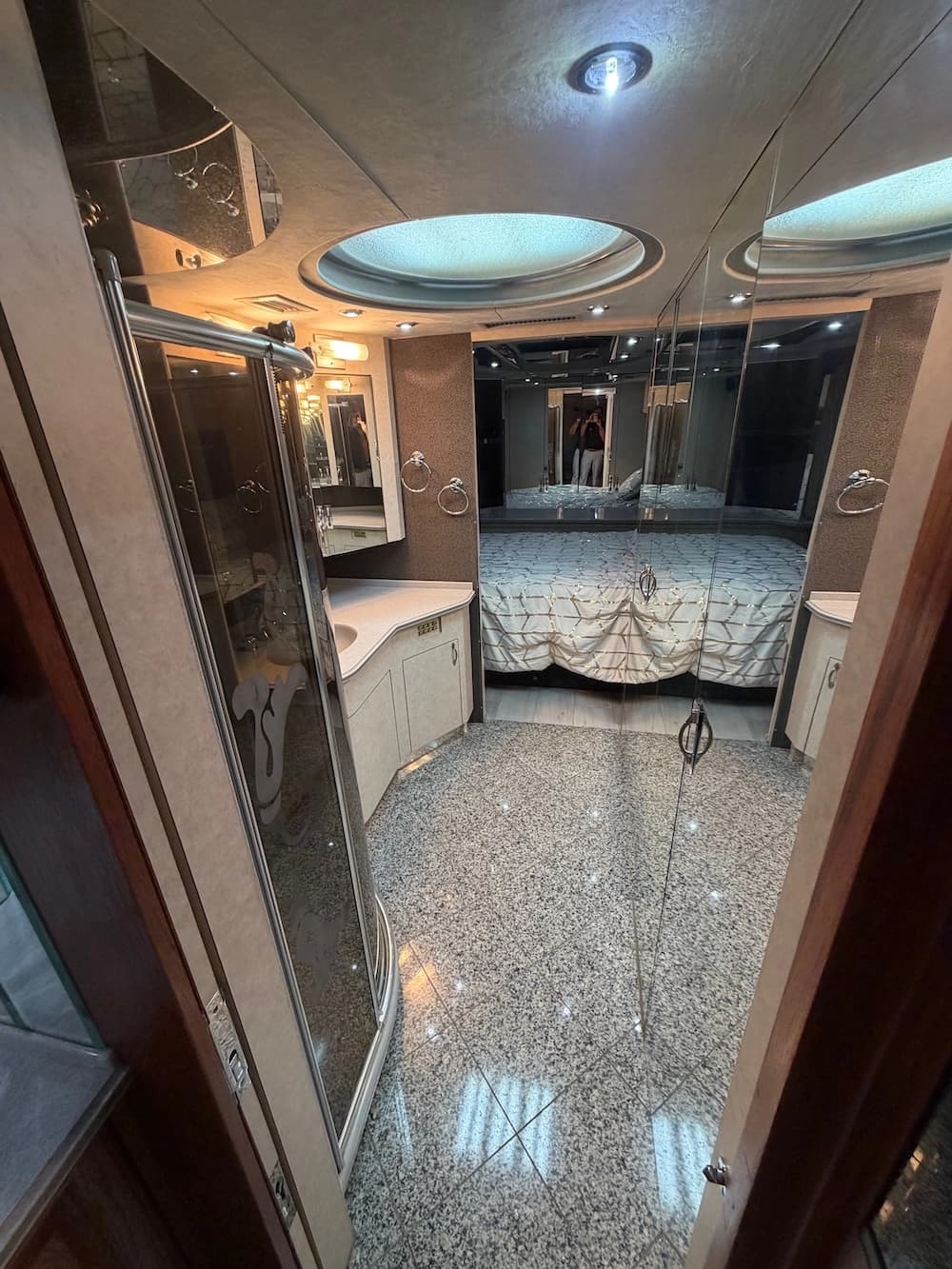 2002 Prevost Country Coach XLII 40 Motorhome - Thumbnail 41 2002 Prevost Country Coach XLII 40 Motorhome - Thumbnail 41