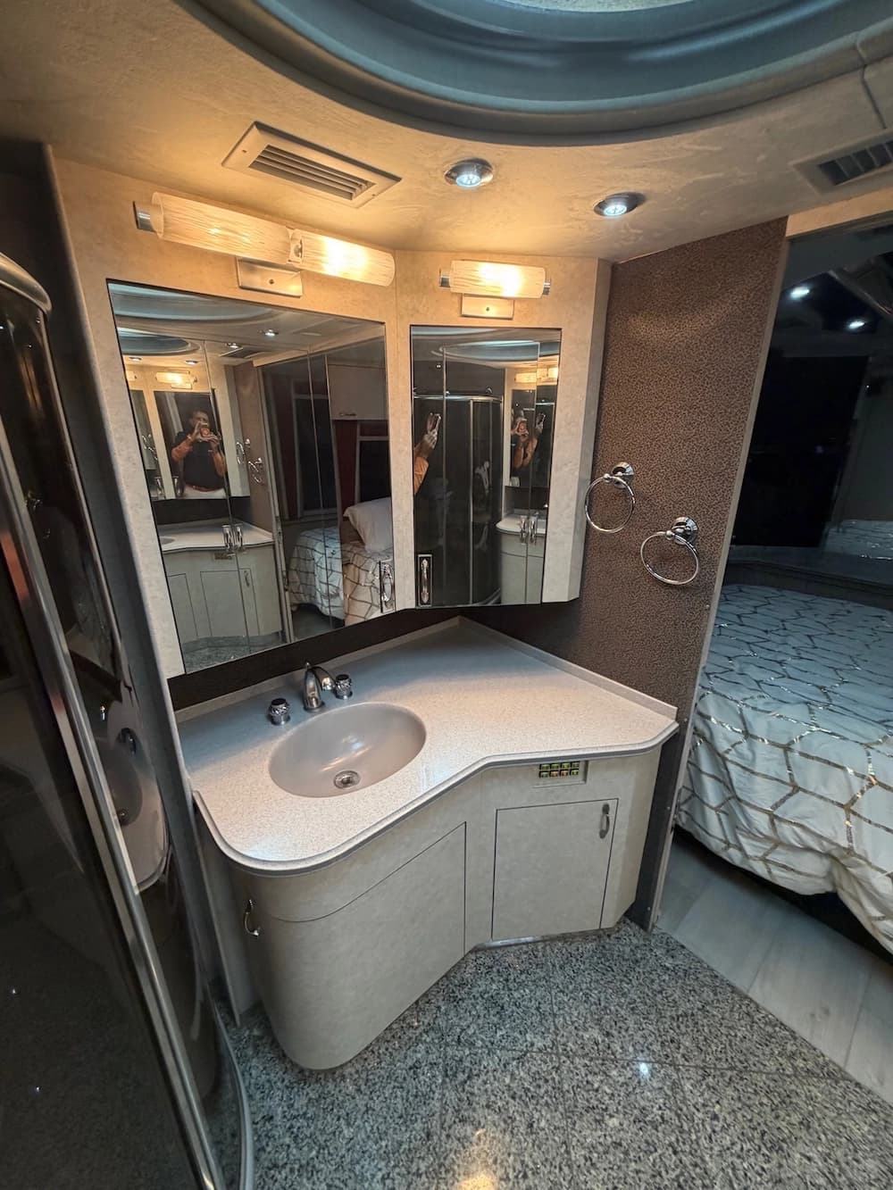 2002 Prevost Country Coach XLII 40 Motorhome - Thumbnail 42 2002 Prevost Country Coach XLII 40 Motorhome - Thumbnail 42