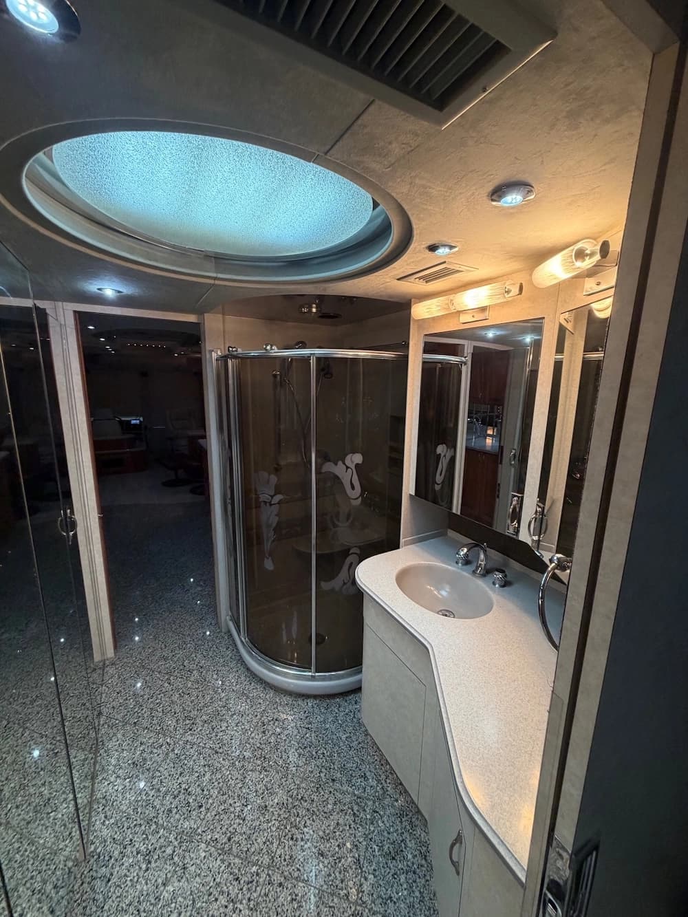 2002 Prevost Country Coach XLII 40 Motorhome - Thumbnail 43 2002 Prevost Country Coach XLII 40 Motorhome - Thumbnail 43