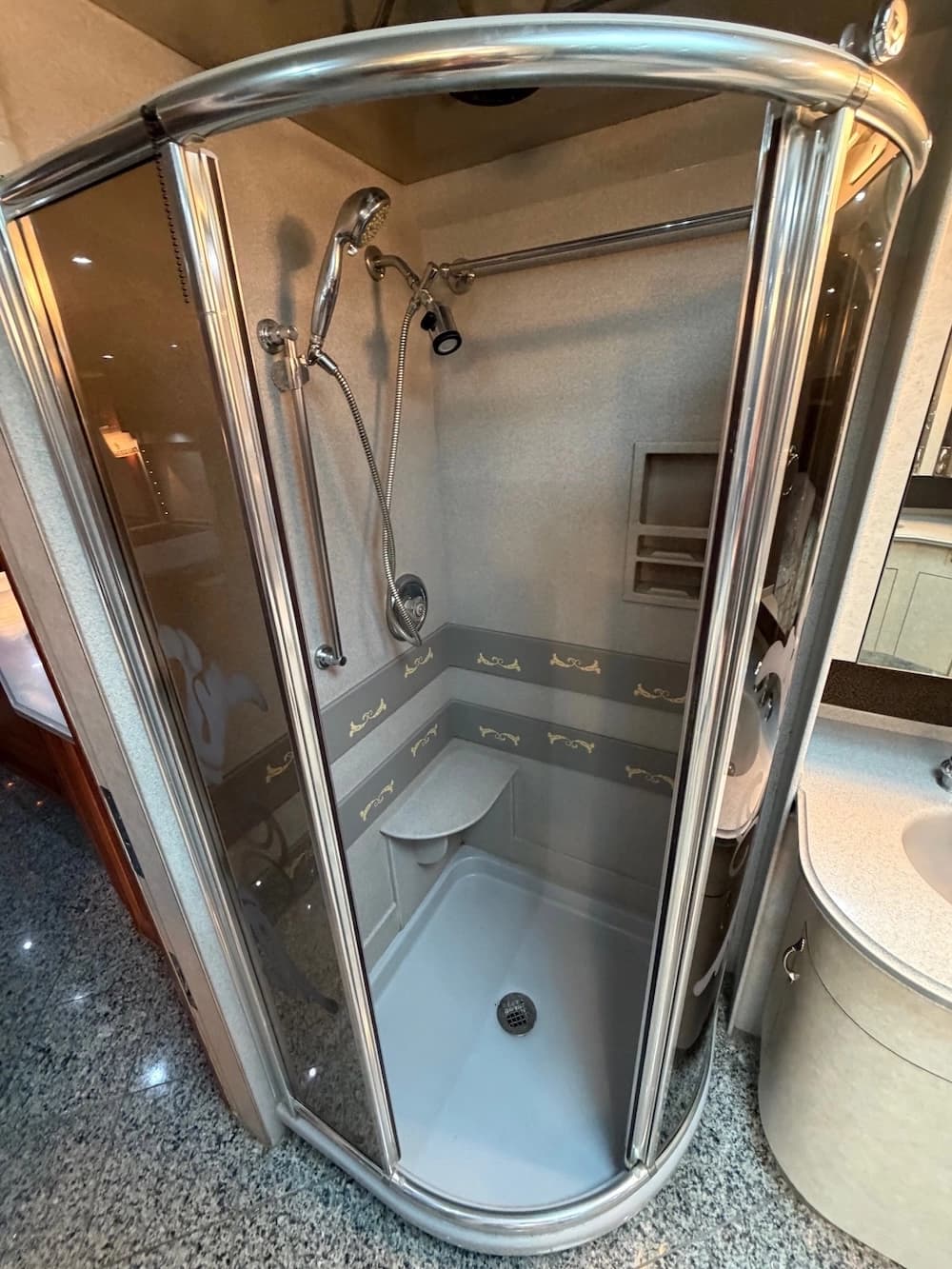 2002 Prevost Country Coach XLII 40 Motorhome - Thumbnail 45 2002 Prevost Country Coach XLII 40 Motorhome - Thumbnail 45