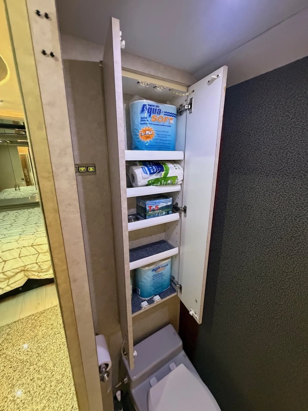 2002 Prevost Country Coach XLII 40 Motorhome - Thumbnail 47 2002 Prevost Country Coach XLII 40 Motorhome - Thumbnail 47