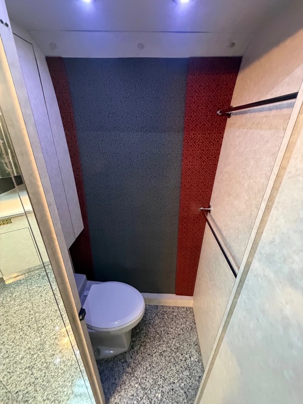 2002 Prevost Country Coach XLII 40 Motorhome - Thumbnail 48 2002 Prevost Country Coach XLII 40 Motorhome - Thumbnail 48