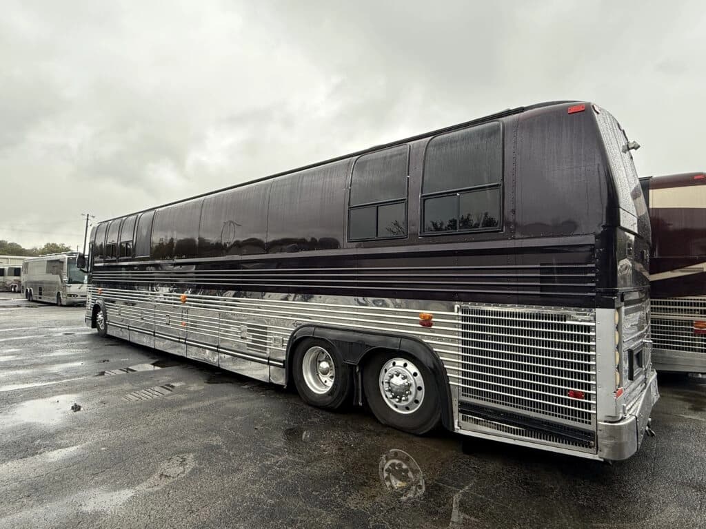 1999 Prevost XL 9 Motorhome - Thumbnail 3 1999 Prevost XL 9 Motorhome - Thumbnail 3