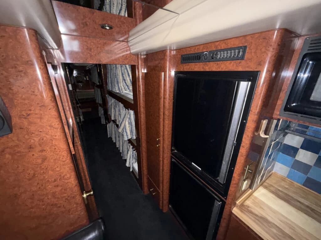 1999 Prevost XL 9 Motorhome - Thumbnail 14 1999 Prevost XL 9 Motorhome - Thumbnail 14