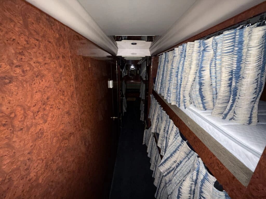 1999 Prevost XL 9 Motorhome - Thumbnail 16 1999 Prevost XL 9 Motorhome - Thumbnail 16