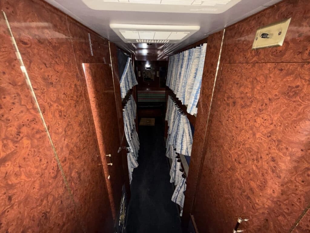 1999 Prevost XL 9 Motorhome - Thumbnail 20 1999 Prevost XL 9 Motorhome - Thumbnail 20