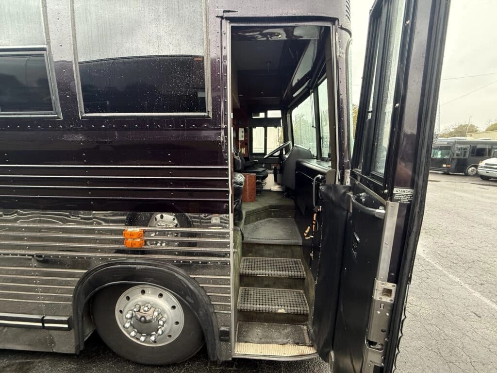 1999 Prevost XL 9 Motorhome - Thumbnail 9 1999 Prevost XL 9 Motorhome - Thumbnail 9