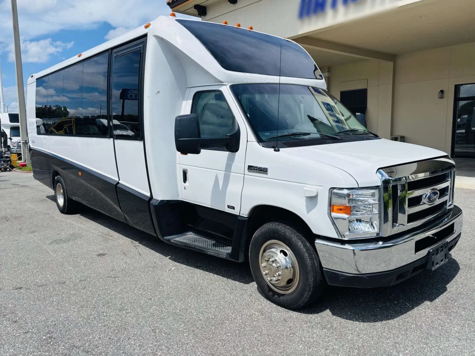 2017 Ford E-450 Grech GM28 - Thumbnail 2 2017 Ford E-450 Grech GM28 - Thumbnail 2