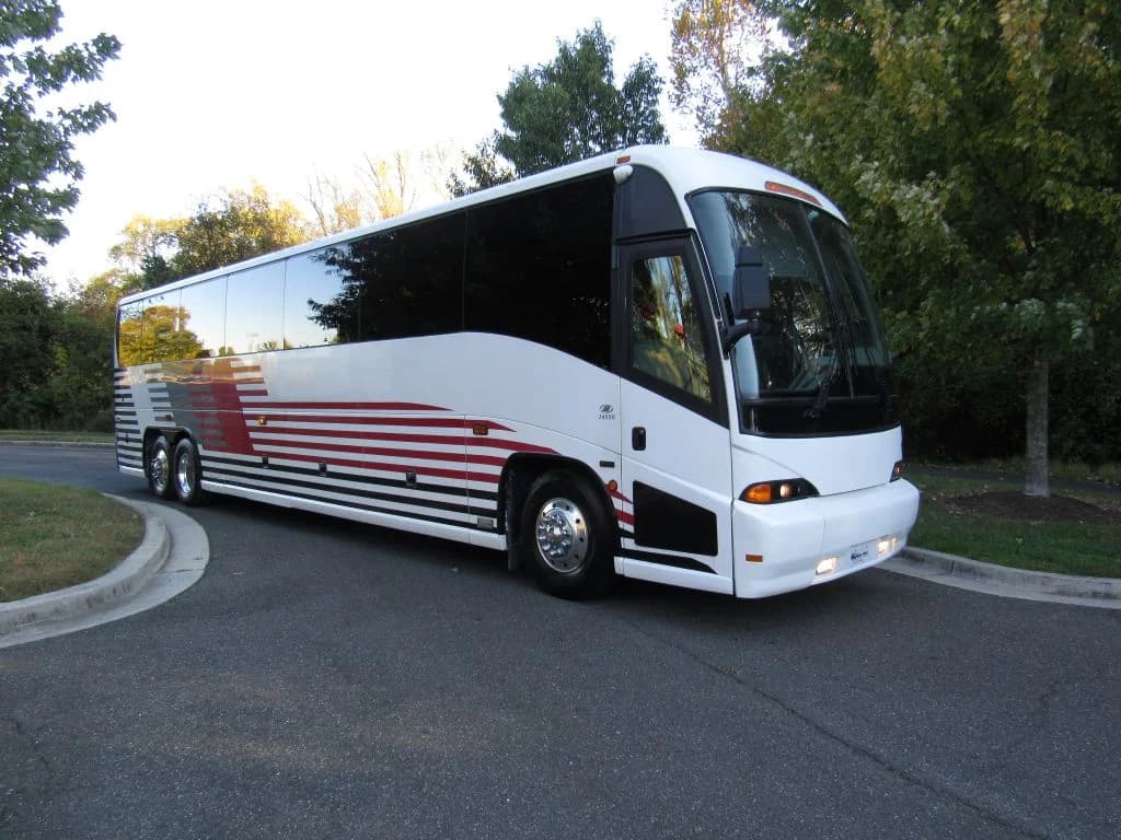 2005 MCI J4500 Coach - Thumbnail 2 2005 MCI J4500 Coach - Thumbnail 2