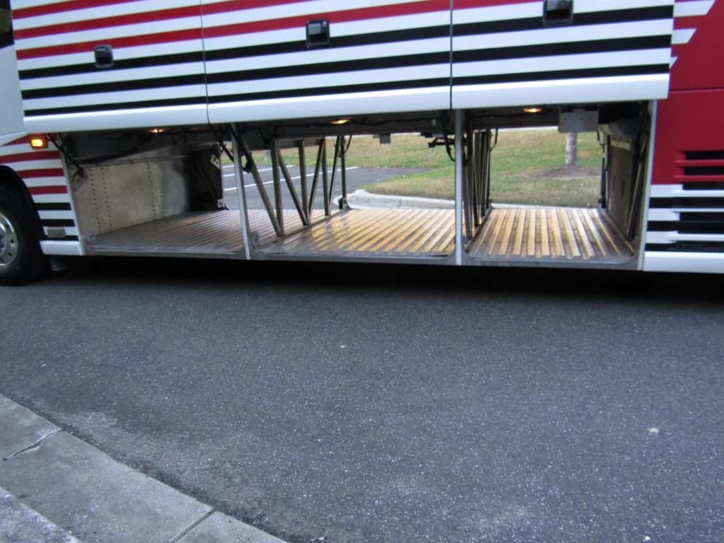 2005 MCI J4500 Coach - Thumbnail 3 2005 MCI J4500 Coach - Thumbnail 3