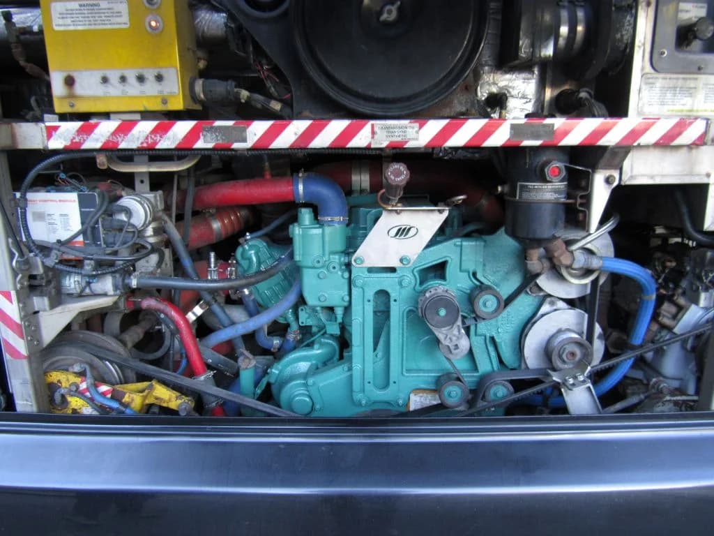 2005 MCI J4500 Coach - Thumbnail 4 2005 MCI J4500 Coach - Thumbnail 4