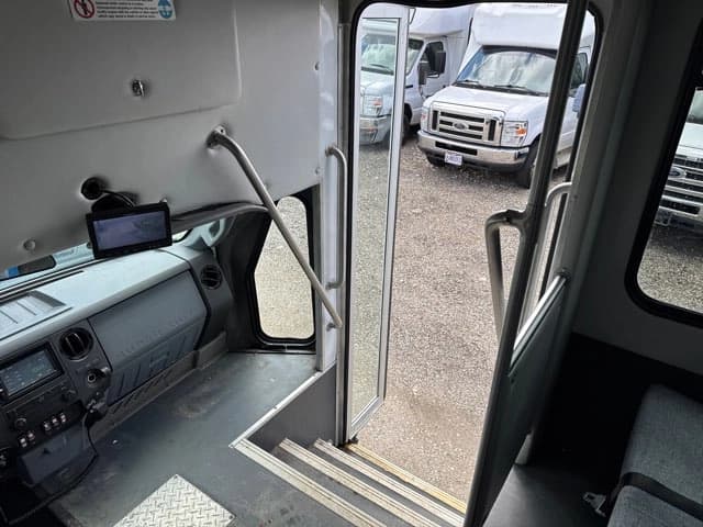 2016 Ford F550 Super Duty Shuttle Bus - Thumbnail 21 2016 Ford F550 Super Duty Shuttle Bus - Thumbnail 21