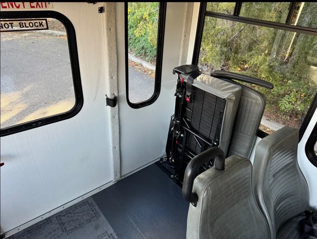 2016 Ford E-350 14P Shuttle - Thumbnail 5 2016 Ford E-350 14P Shuttle - Thumbnail 5