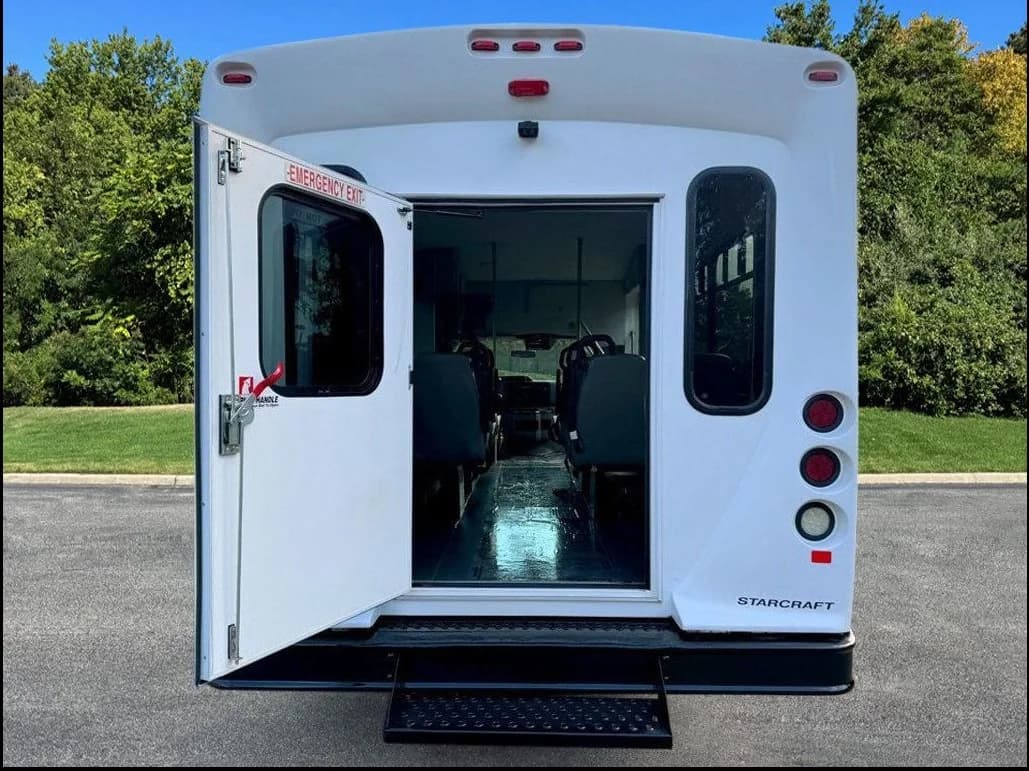 2016 Ford E-350 14P Shuttle - Thumbnail 3 2016 Ford E-350 14P Shuttle - Thumbnail 3