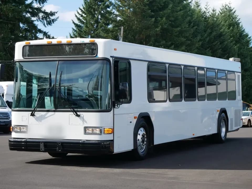 2003 Gillig Low Floor ADA Transit Bus - Thumbnail 2 2003 Gillig Low Floor ADA Transit Bus - Thumbnail 2