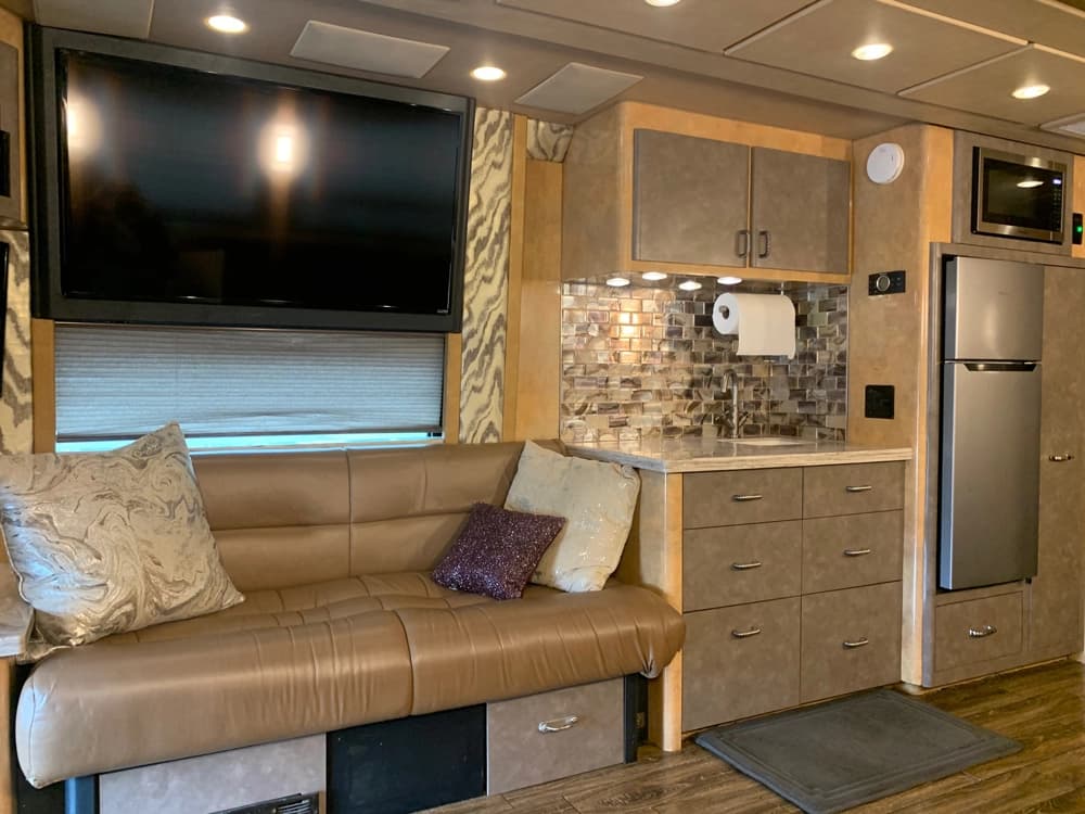 2006 Prevost H3-45 Motorhome - Thumbnail 14 2006 Prevost H3-45 Motorhome - Thumbnail 14