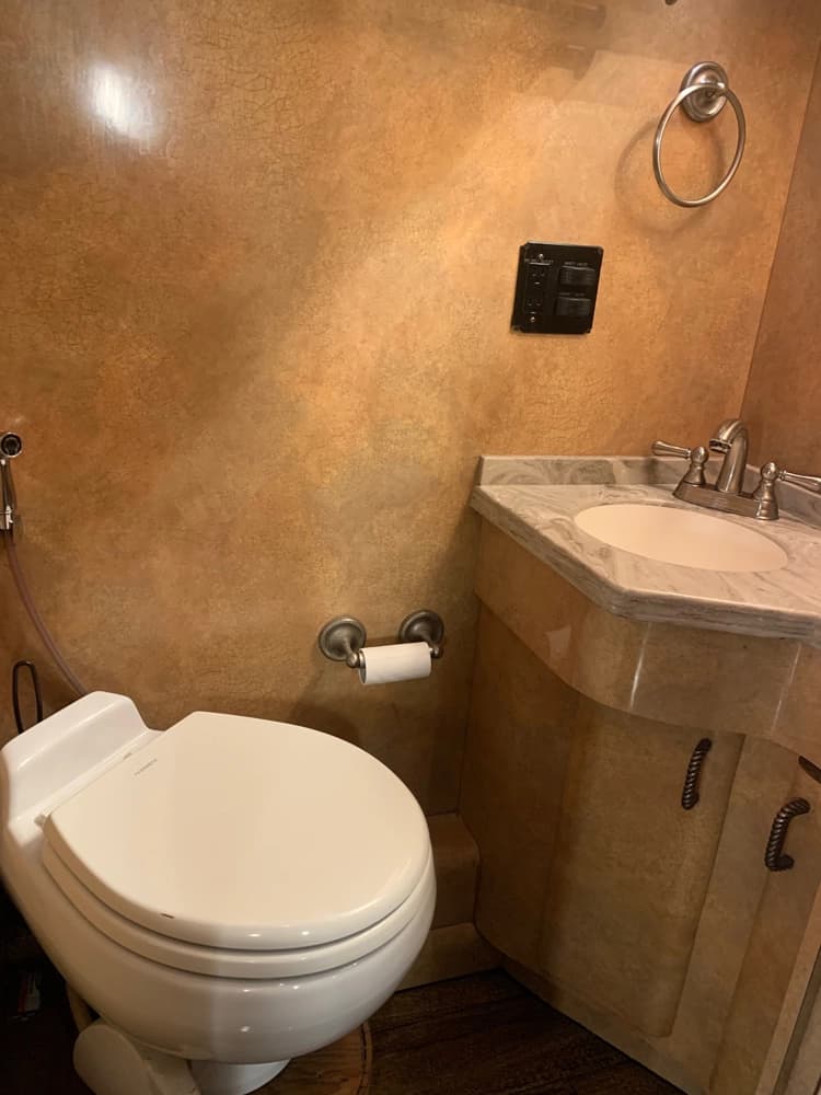 2006 Prevost H3-45 Motorhome - Thumbnail 17 2006 Prevost H3-45 Motorhome - Thumbnail 17