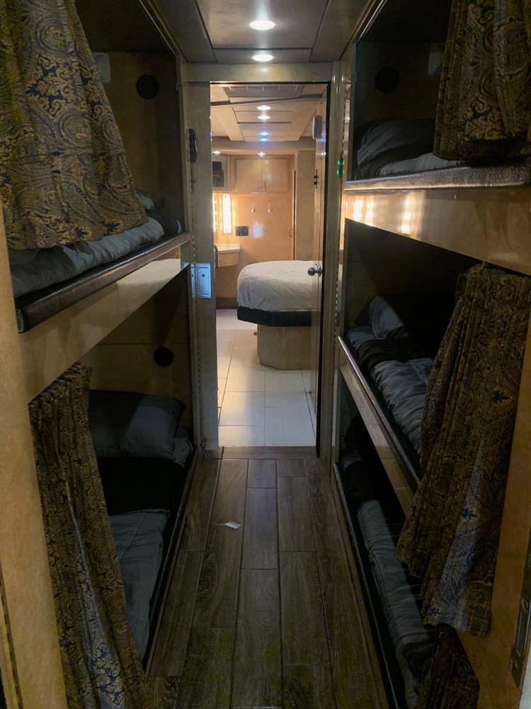 2006 Prevost H3-45 Motorhome - Thumbnail 18 2006 Prevost H3-45 Motorhome - Thumbnail 18