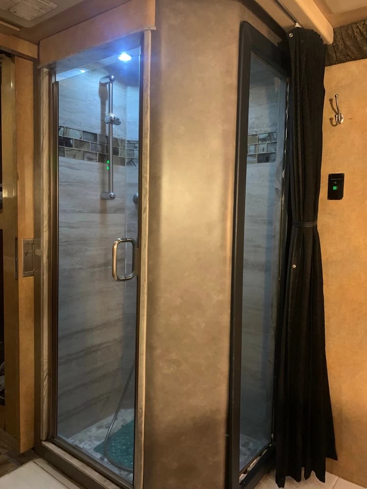 2006 Prevost H3-45 Motorhome - Thumbnail 20 2006 Prevost H3-45 Motorhome - Thumbnail 20