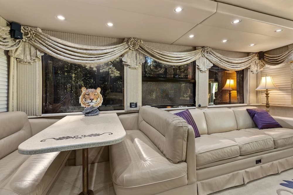 2003 Prevost XLII Motorcoach - Thumbnail 43 2003 Prevost XLII Motorcoach - Thumbnail 43