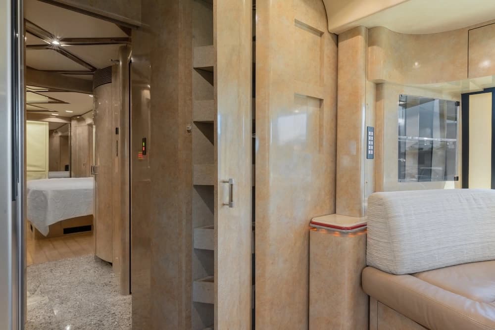 2009 Prevost Marathon H3-45 Motorcoach - Thumbnail 15 2009 Prevost Marathon H3-45 Motorcoach - Thumbnail 15