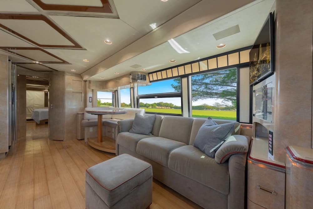 2009 Prevost Marathon H3-45 Motorcoach - Thumbnail 4 2009 Prevost Marathon H3-45 Motorcoach - Thumbnail 4