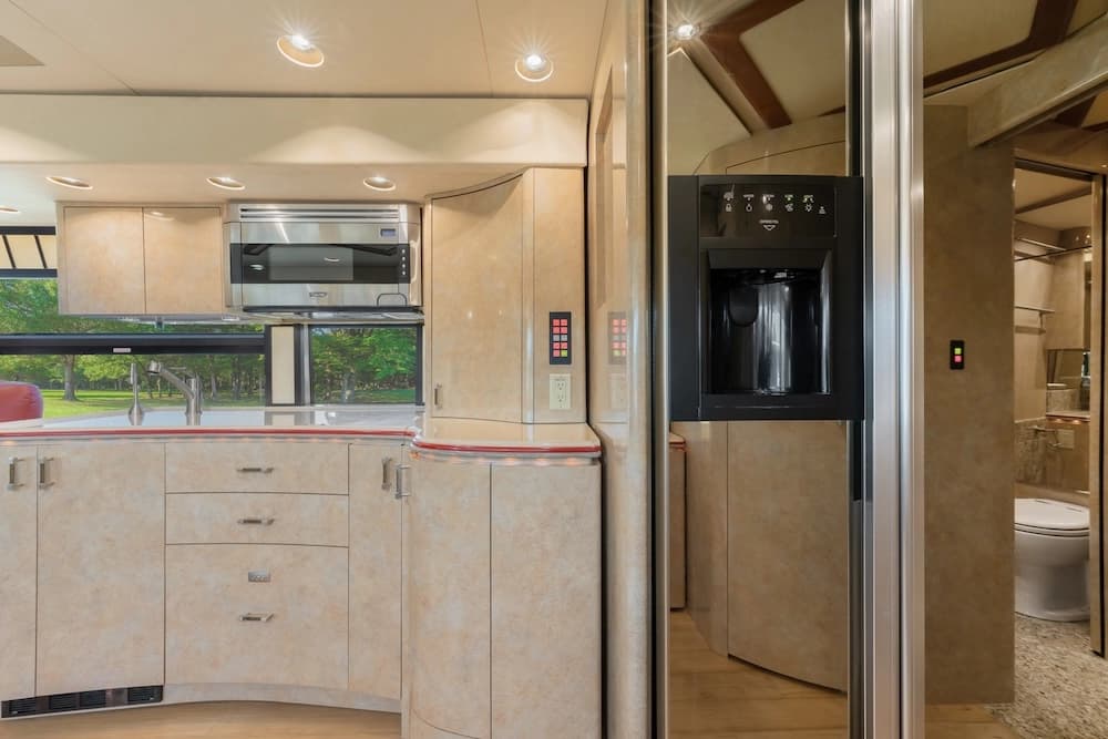 2009 Prevost Marathon H3-45 Motorcoach - Thumbnail 9 2009 Prevost Marathon H3-45 Motorcoach - Thumbnail 9