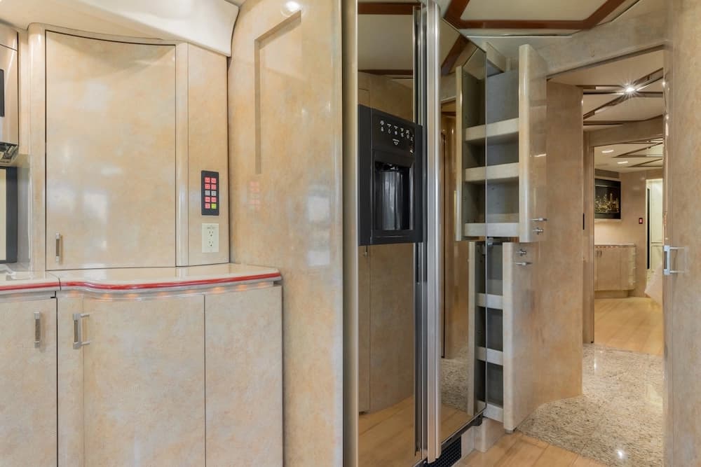 2009 Prevost Marathon H3-45 Motorcoach - Thumbnail 10 2009 Prevost Marathon H3-45 Motorcoach - Thumbnail 10