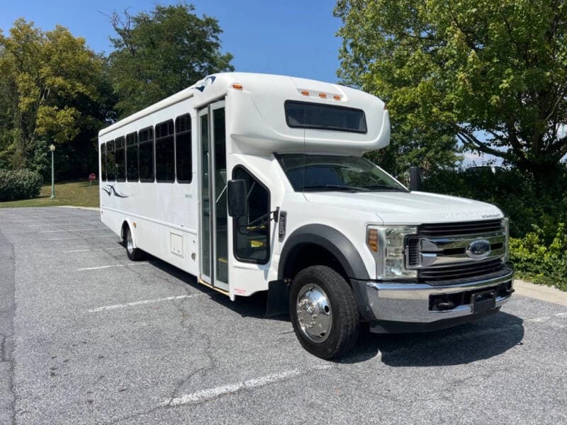2018 Ford F550 Super Duty Shuttle Bus - Thumbnail 1 2018 Ford F550 Super Duty Shuttle Bus - Thumbnail 1