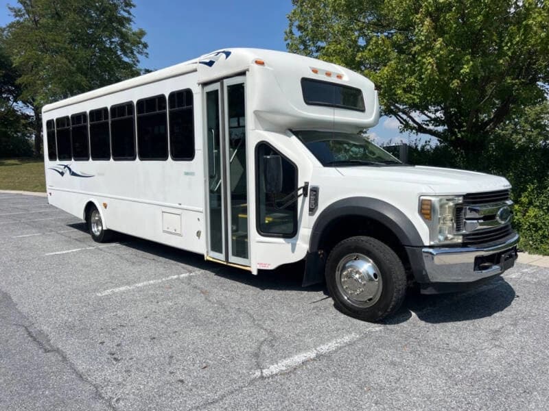 2018 Ford F550 Super Duty Shuttle Bus - Thumbnail 2 2018 Ford F550 Super Duty Shuttle Bus - Thumbnail 2