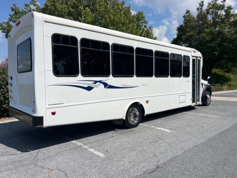2018 Ford F550 Super Duty Shuttle Bus - Thumbnail 3 2018 Ford F550 Super Duty Shuttle Bus - Thumbnail 3