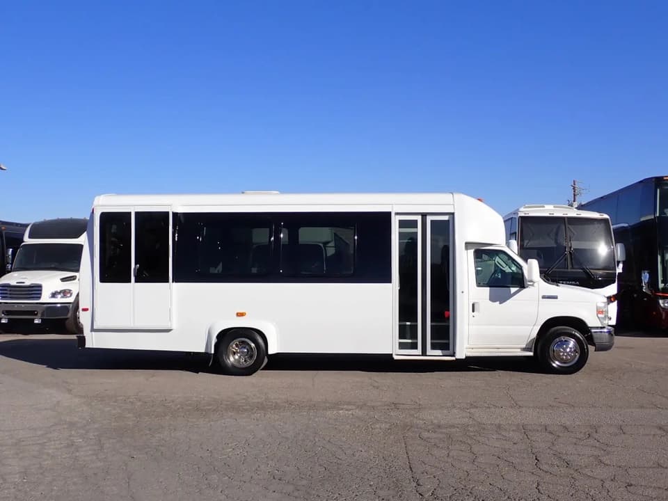 2010 Ameritrans 285 ADA Shuttle Bus - Thumbnail 4 2010 Ameritrans 285 ADA Shuttle Bus - Thumbnail 4